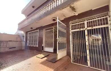 Imagem: A casa para alugar possui 5 Dormitórios, 3 Banheiros, 4 Vagas