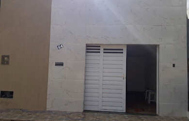 Imagem: A casa possui 2 Dormitórios, 3 Banheiros, 2 Vagas na garagem