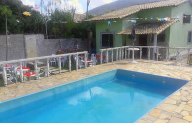 Imagem: A casa possui 2 Dormitórios, Acomodam 12 pessoas, 5 Vagas na