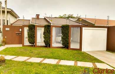 Imagem: A casa possui 3 Dormitórios, 4 Banheiros, 3 Vagas na garagem