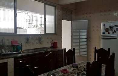 Imagem: A casa possui 3 Dormitórios, 2 Banheiros, 1 Vaga na garagem