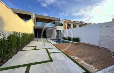 Imagem: A casa em condomínio possui 4 Dormitórios, 4 Banheiros, 3