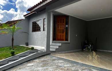 Imagem: A casa possui 3 Dormitórios, 2 Banheiros, 4 Vagas na garagem