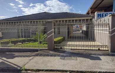 Imagem: A casa possui 4 Dormitórios, 4 Banheiros, 3 Vagas na garagem