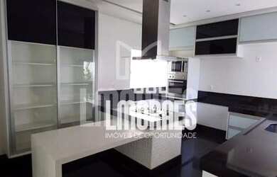 Imagem: A casa possui 4 Dormitórios, 5 Banheiros, 3 Vagas na garagem