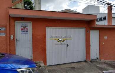 Imagem: A casa possui 3 Dormitórios, 2 Banheiros, 4 Vagas na garagem