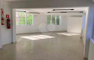 Imagem: O depósito possui 5 Vagas na garagem, 550m² de Área e está