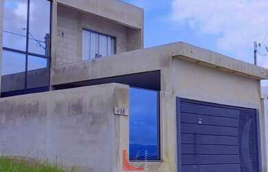 Imagem: A casa possui 3 Dormitórios, 2 Banheiros, 2 Vagas na garagem