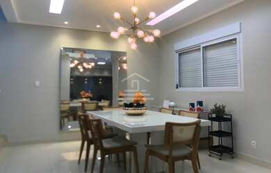 Imagem: A casa possui 4 Dormitórios, 4 Banheiros, 5 Vagas na garagem