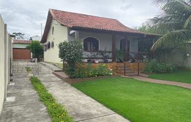 Imagem: A casa possui 2 Dormitórios, 3 Banheiros, 5 Vagas na garagem