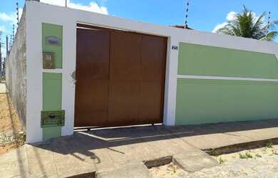 Imagem: A casa possui 2 Dormitórios, 1 Banheiro, 2 Vagas na garagem