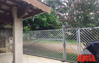 Imagem: A casa possui 3 Dormitórios, 2 Banheiros, 5 Vagas na garagem