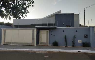 Imagem: A casa possui 3 Dormitórios, 4 Banheiros, 220m² de Área e