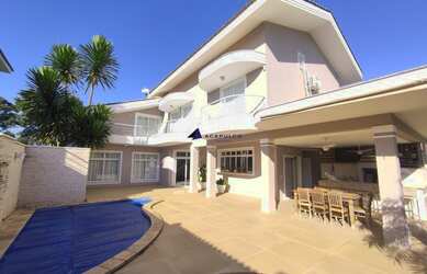 Imagem: A casa possui 4 Dormitórios, 4 Banheiros, 5 Vagas na garagem