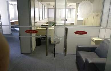 Imagem: O depósito possui 2 Vagas na garagem, 190m² de Área e está