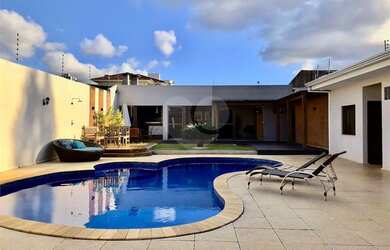 Imagem: A casa possui 3 Dormitórios, 3 Banheiros, 4 Vagas na garagem