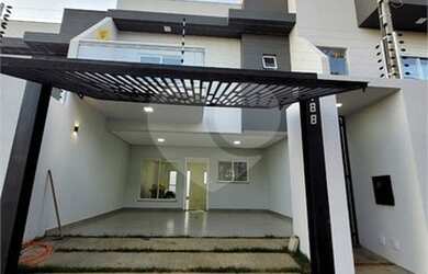 Imagem: A casa possui 3 Dormitórios, 3 Banheiros, 2 Vagas na garagem