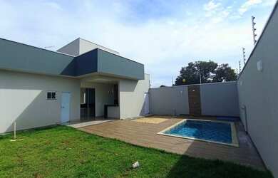 Imagem 4: Casa sozinha no lote. Piscina, Varanda, 203m² de Áreae2 Vagas na garagem