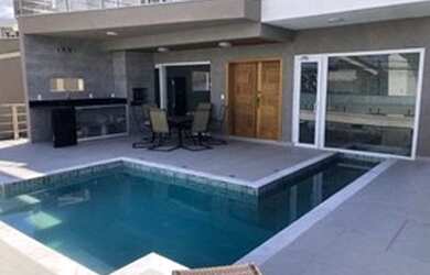 Imagem: A casa em condomínio possui 5 Dormitórios, 5 Banheiros, 5