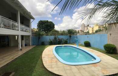 Imagem: A casa possui 4 Dormitórios, 2 Banheiros, 3 Vagas na garagem