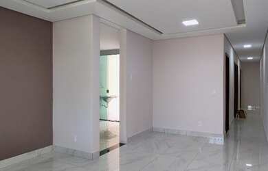 Imagem: A casa possui 3 Dormitórios, 2 Banheiros, 2 Vagas na garagem