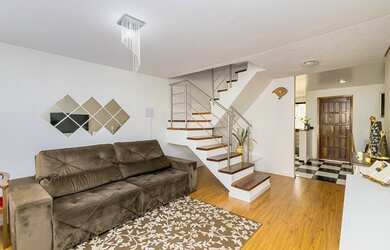 Imagem: A casa possui 3 Dormitórios, 3 Banheiros, 4 Vagas na garagem