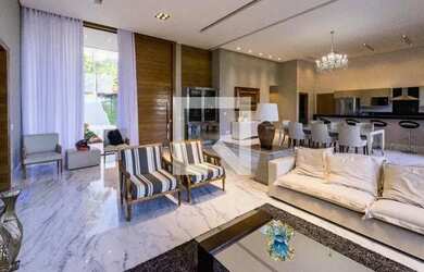 Imagem: A casa possui 5 Dormitórios, 1 Banheiro, 5 Vagas na garagem