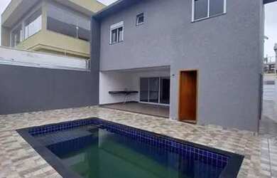 Imagem: A casa possui 3 Dormitórios, 5 Banheiros, 2 Vagas na garagem