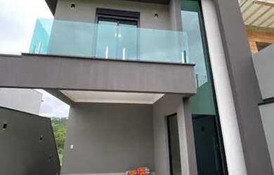 Imagem: A casa possui 3 Dormitórios, 5 Banheiros, 2 Vagas na garagem