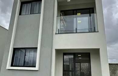 Imagem: A casa possui 3 Dormitórios, 1 Banheiro, 1 Vaga na garagem