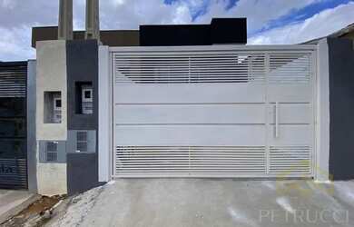 Imagem: A casa possui 2 Dormitórios, 2 Banheiros, 2 Vagas na garagem