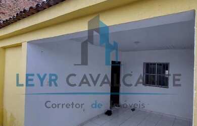 Imagem: A casa possui 2 Dormitórios, 1 Banheiro, 2 Vagas na garagem