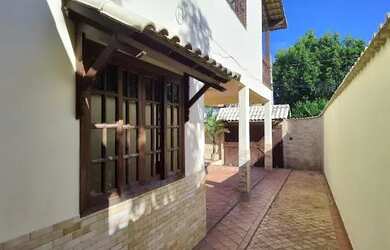 Imagem: A casa possui 3 Dormitórios, 2 Banheiros, 3 Vagas na garagem