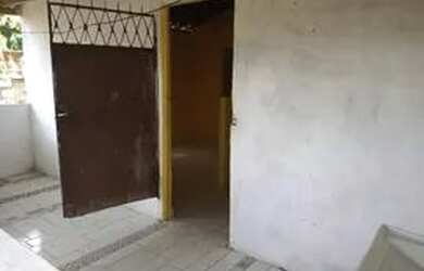 Imagem: A casa possui 2 Dormitórios, 1 Banheiro, 2 Vagas na garagem