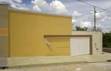 Imagem: A casa possui 3 Dormitórios, 2 Banheiros, 2 Vagas na garagem