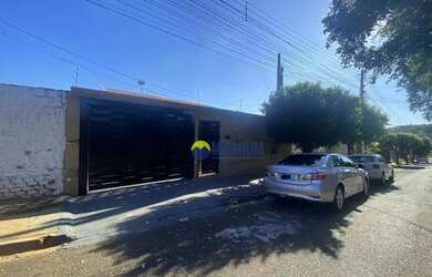 Imagem: A casa possui 3 Dormitórios, 2 Banheiros, 2 Vagas na garagem