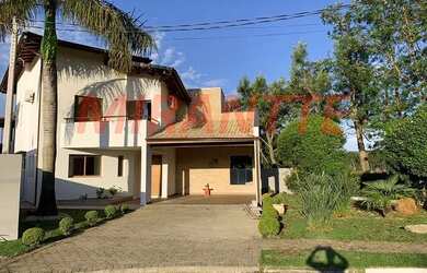 Imagem: A casa possui 3 Dormitórios, 5 Banheiros, 4 Vagas na garagem