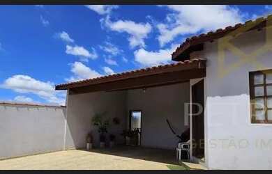 Imagem: A casa possui 3 Dormitórios, 2 Banheiros, 4 Vagas na garagem