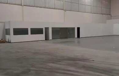 Imagem: O depósito possui 5 Vagas na garagem, 1.040m² de Área e