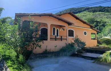 Imagem: A casa em condomínio possui 3 Dormitórios, 2 Banheiros, 3