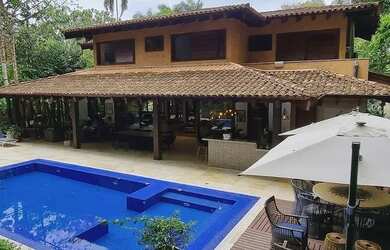 Imagem: A casa possui 4 Dormitórios, 4 Banheiros, 5 Vagas na garagem