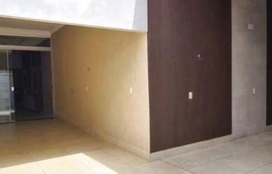 Imagem: A casa possui 3 Dormitórios, 2 Banheiros e 2 Vagas na garagem