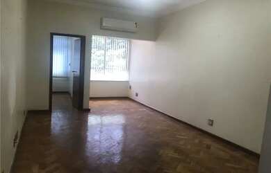 Imagem: O apartamento possui 3 Dormitórios, 1 Banheiro, 1 Vaga na garagem