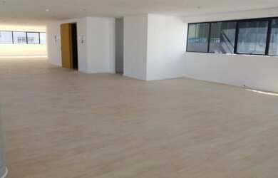 Imagem: O depósito para alugar possui 4 Vagas na garagem e 175m² de