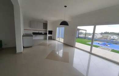 Imagem: A casa em condomínio possui 4 Dormitórios, 5 Banheiros, 4