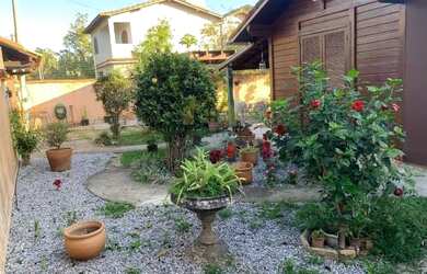 Imagem: A casa possui 2 Dormitórios, 2 Banheiros, 2 Vagas na garagem