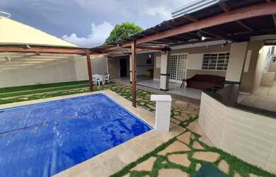 Imagem: A casa possui 5 Dormitórios, 2 Banheiros, 5 Vagas na garagem