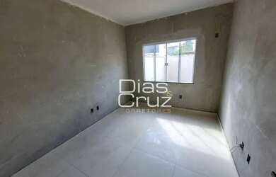 Imagem: A casa possui 3 Dormitórios, 2 Banheiros, 2 Vagas na garagem