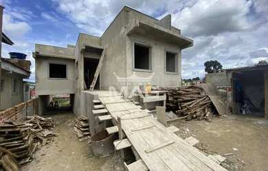 Imagem: A casa possui 3 Dormitórios, 1 Banheiro, 2 Vagas na garagem