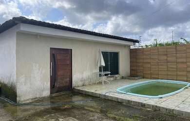 Imagem: A casa possui 3 Dormitórios, 2 Banheiros, 2 Vagas na garagem